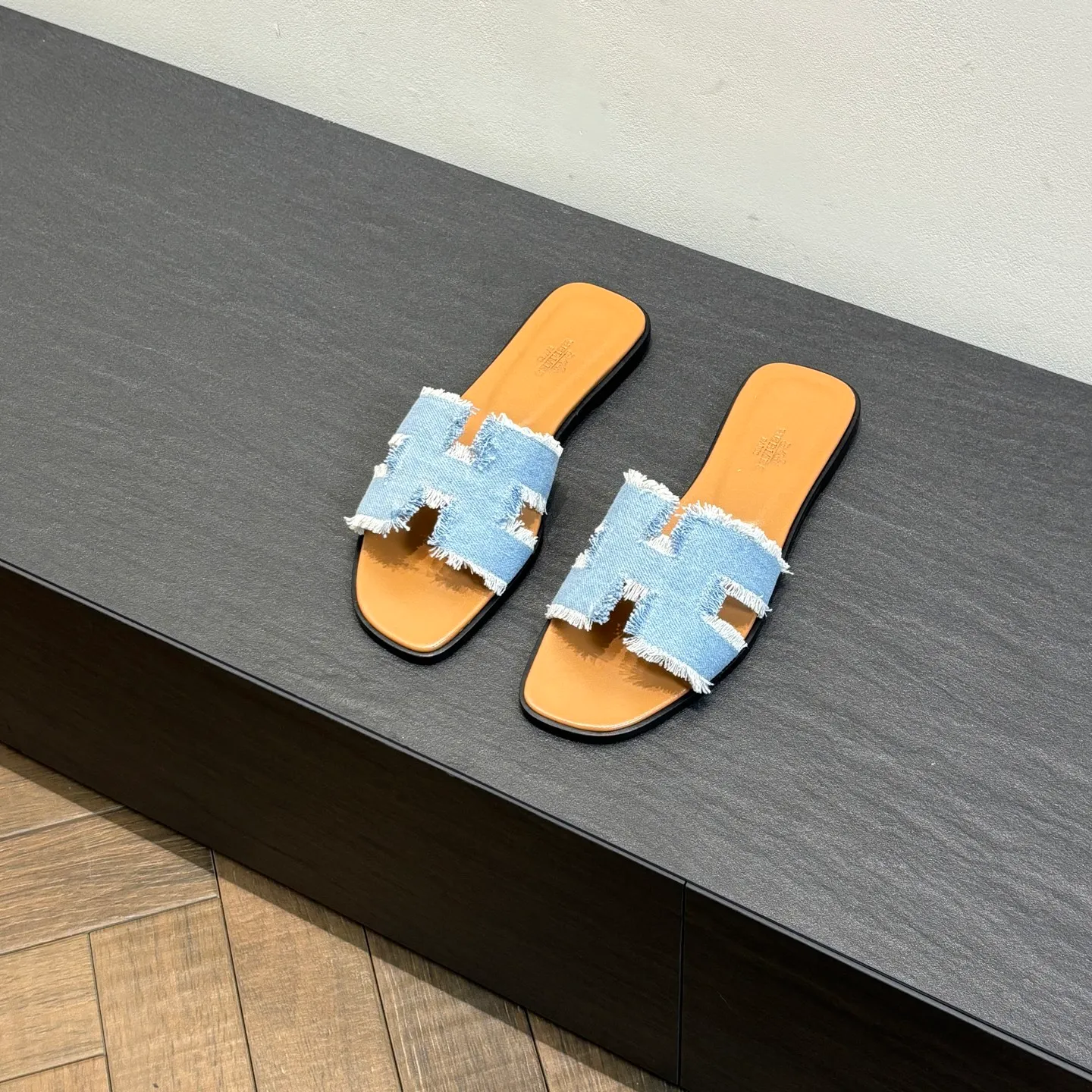 👟👟Ex-factory price 480👟👟 Brand💗: The latest color series from HERMES official website Code number💗: 35-40 full size (34 41 42 customized, non-refundable and non-exchangeable) Upper material💗: Classic plain calfskin Sole material💗: Zero-crack genuine leather mid-sole👑👑👑 Fully dyed HERMES Plain calfskin sandals, a historical representative work, the timeless classic H sandals, suitable for home and travel, this shoe is the finishing touch of your wardrobe, it looks great on the feet💃🏻💃🏻💃🏻